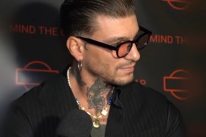 O Fipster έδειξε on camera τα μηνύματα που του έστειλε ο Στηβ Μιλάτος