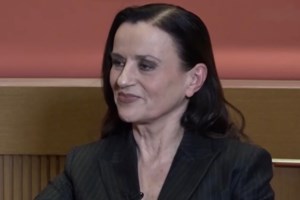 Καρυοφυλλιά Καραμπέτη: "Έτσι ζούσα μια ζωή - Νιώθω απολύτως φυσιολογικά που έχω σύντροφο νεότερο άνδρα"