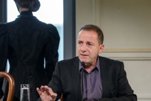 Ο Σπύρος Μπιμπίλας δηλώνει: "Δέχομαι αφόρητες πιέσεις για να καλύψω πολλά πράγματα"