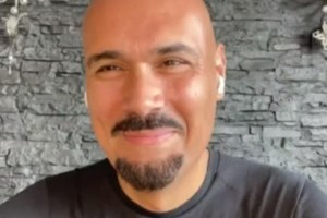 Ο Δημήτρης Σκουλός συγκινείται ενώ μιλάει για την εγκυμοσύνη της γυναίκας του