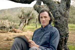 "Καρτ ποστάλ" | Δύο guest ηρωίδες εισβάλουν στην νέα σειρά της ΕΡΤ – Δείτε φωτογραφίες από τα νέα γυρίσματα