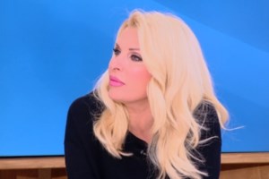 Ελένη Μενεγάκη: "Έχω το κουσούρι της μάνας μου, τους κοιτάζω μέσα στα μάτια"