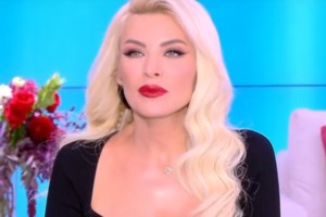 Ο Κωνσταντίνος Δρούλιας απαντά στην Κατερίνα Καινούργιου με μαντινάδα όλο νόημα για τη Δανάη Μπάρκα