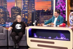 Η στιγμή που η σύζυγος του Βασίλη Καρρά ξεσπά σε κλάματα στην παρουσίαση της αυτοβιογραφίας του - εικόνα 3