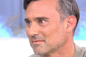 Ο Γιώργος Καπουτζίδης μιλά για όλα: Οι "Σέρρες", η μετακόμιση στην Αίγινα, ο τραυματισμός του & ο αγώνας για τα ΛΟΑΤΚΙ άτομα