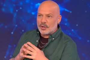 Κώστας Τσουρός για Νίκο Μουτσινά: "Μάλλον πρέπει να βλέπουμε αυτόν αν θέλουμε να κάνουμε καινούργια τηλεόραση"