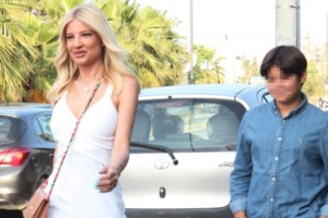 Η αμηχανία της Κατερίνας Καραβάτου όταν ρωτήθηκε για την προσωπική της ζωή: "Άκου τώρα τι γίνεται…" - εικόνα 3