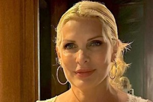 Η Ελενη Μενεγάκη στην αγκαλιά του Μάκη Παντζόπουλου - εικόνα 3