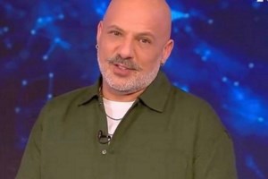 Μπέττυ Μαγγίρα σε Γρηγόρη Αρναούτογλου: "Χώνεψέ το, ο Νίκος Μουτσινάς δεν θέλει να σε συναντήσει"