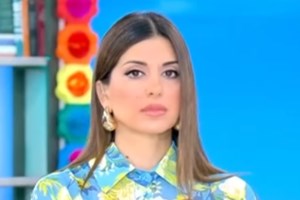 Άννα Μαρία Βέλλη | Τη φυγάδευσαν οι φίλες της για να αποφύγει να κάνει δηλώσεις στην κάμερα μετά την ανάρτηση του Άρη Μακρή