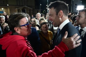 Διακοπές στη Μύκονο για τον Στέφανο Κασσελάκη & τον Τάιλερ ΜακΜπεθ - Βίντεο