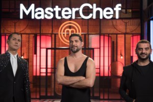 Ο Πάνος Ιωαννίδης γιόρτασε τα γενέθλιά του στα γυρίσματα του "Masterchef 6"! Δείτε το backstage βίντεο