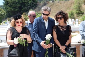 Ο Αλέξανδρος Μπουρδούμης επέστρεψε στα γυρίσματα του "Σαγαπώ μεν αλλά" μετά τον τραυματισμό του - Η ανάρτησή του με τις πατερίτσες