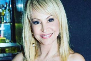 H Τέτα Καμπουρέλη στο πλευρό του συζύγου της στην Ευελπίδων