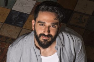 Ο Διονύσης Ατζαράκης αποκάλυψε για πρώτη φορά τον λόγο που αποχώρησε από την παράσταση "Πες το ψέματα" - εικόνα 5