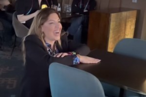Η Ελένη Φουρέιρα ξεκαθαρίζει για το μαντήλι στην χορογραφία της στην εμφάνισή της στη Eurovision: "Το συζητήσαμε με τη Μαρίνα Σάττι"