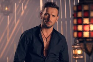 O Νίκος Βέρτης στη Μύκονο - Τα paparazzi στιγμιότυπα εν πλω