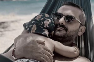 Παιχνίδια στη θάλασσα για την Χρύσα Μιχαλοπούλου με τον γιο της, Κίμωνα - εικόνα 2