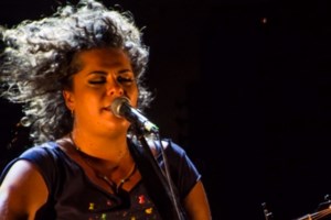 Η Άννα Βίσση τραγούδησε στη Ματούλα Ζαμάνη και της είπε ότι θα βγάλει τη μπλούζα της - Βίντεο