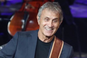 Νέο "επεισόδιο" του Γιώργου Νταλάρα με δημοσιογράφους: "Κάτι δεν πάει καλά με τη σκέψη σας"