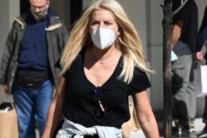 Η Ελένη Μενεγάκη με άκρως καλοκαιρινή διάθεση!  Δείτε τη φωτογραφία με μαγιό