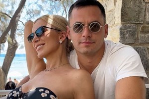 Το σχόλιο του Παναγιώτη Κουτσουμπή κάτω από τις φωτογραφίες της Κατερίνας Καινούργιου με μαγιό