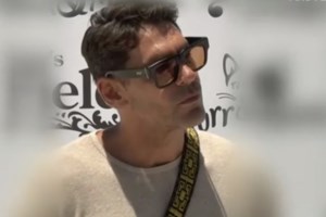 Ο Γιάννης Σπαλιάρας ποζάρει με τη σύντροφό του στις διακοπές τους - εικόνα 2