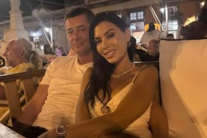 Η Ιωάννα Σρόιτερ στην αγκαλιά του Αντώνη Σρόιτερ - "Χρόνια πολλά αγάπη μου" - εικόνα 2