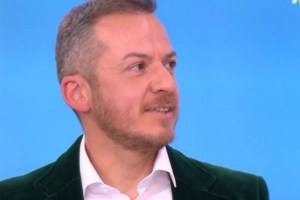 To "Γεράκι" του Chase βγάζει το κοστούμι | Το εντυπωσιακό άλμπουμ διακοπών του συνεργάτη της Μπεκατώρου στο MEGA