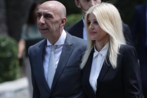 Η πρώτη φωτογραφία από τον γάμο του Γιάννη Μπρατάκου με την Έλενα Ράπτη