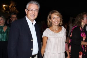 Μάρα Ζαχαρέα & Θοδωρής Ρουσόπουλος αγκαλιά στο Παρίσι για τα 32 χρόνια του γάμου τους