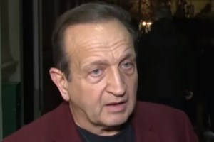 Σπύρος Μπιμπίλας: "Όταν έμαθε η μαμά μου για τη σεξουαλικότητά μου μού ζήτησε να πάμε σε έναν ψυχολόγο"