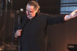 Η στιγμή που η σύζυγος του Βασίλη Καρρά ξεσπά σε κλάματα στην παρουσίαση της αυτοβιογραφίας του - εικόνα 4