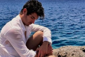 Δημήτρης Γκοτσόπουλος: "Με ενδιαφέρει πολύ ο σεβασμός απέναντι στα σύμβολα. Ο σταυρός, το εικόνισμα, το ράσο"