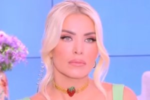 Δανάη Μπάρκα: "Ότι εμείς δεν μπορούμε να πάρουμε αυτό το σπίτι δεν σημαίνει ότι ο Κασσελάκης δεν πρέπει να το δείχνει - Το έχει δουλέψει"