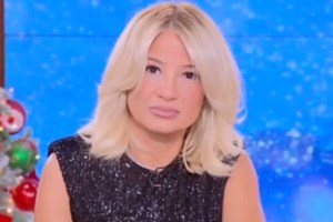 Συγκινημένη η Φαίη Σκορδά: "Σας θέλω δίπλα μου σε αυτό το ταξίδι"
