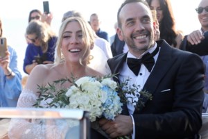 Πάνος Μουζουράκης | Η σπόντα στους δημοσιογράφους που βρέθηκαν στον γάμο του