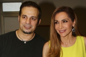 Ο Ντέμης Νικολαΐδης σε αγώνα της ΑΕΚ με τη σύντροφό του, Αλεξάνδρα Νικολαΐδου