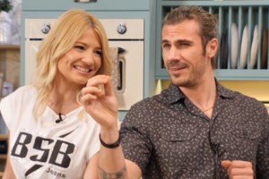 Ο Άκης Πετρετζίκης μιλά πρώτη φορά για τον ερχομό του παιδιού του & αποκαλύπτει το φύλο του!