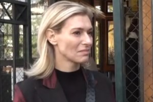 Εμφανώς ταραγμένη η Ζέτα Δούκα κατά την έξοδό της από την Ευελπίδων