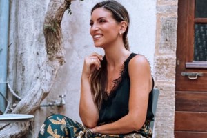 H Αθηνά Οικονομάκου για βόλτα στο δάσος με athleisure outfit που αναδεικνύει τη φουσκωμένη της κοιλίτσα