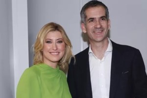 Η Σία Κοσιώνη φωτογραφίζει τον Κώστα Μπακογιάννη στις διακοπές τους - εικόνα 2