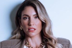 Η Αθηνά Οικονομάκου ποζάρει στο γήπεδο φορώντας τη φανέλα με το όνομα του Μπρούνο Τσερέλα - εικόνα 2