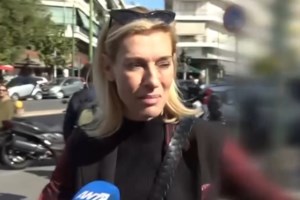 Εμφανώς δυσαρεστημένη η Ζέτα Δούκα κατά την έξοδό της από τα δικαστήρια