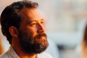 Αντίνοος Αλμπάνης: "Το πώς επιλέγουμε να εκτιθέμεθα στη δημόσια σφαίρα είναι δική μας ευθύνη, όχι των ανθρώπων που μας σχολιάζουν"