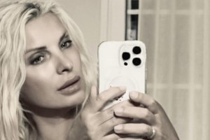 Η Ελένη Μενεγάκη απολαμβάνει τις διακοπές της πιο χαμογελαστή από ποτέ - εικόνα 3