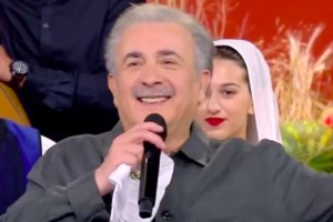 Ποιος είναι ο γαμπρός του Λάκη Λαζόπουλου; - Όλες οι πληροφορίες για τον μυστικό γάμο της κόρης του στην Πάρο