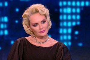 Έλενα Χριστοπούλου: Με κυνηγάς, με πολεμάς, βάζεις ανθρώπους να μιλάνε για μένα, με κάνεις σκουπίδι… Κοιτάω πίσω και λέω "έκανες βλακεία, Έλενα"