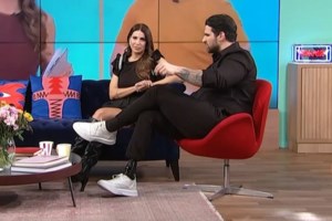 Ο Ετεοκλής Παύλου φωτογραφίζεται χωρίς το πρόσθετο μέλος - Το σχόλιο της Ελένης Χατζίδου