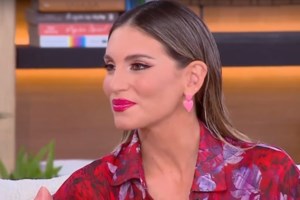 Η Αθηνά Οικονομάκου αγκαλιά με τα παιδιά της στην πιο #familygoals φωτογραφία